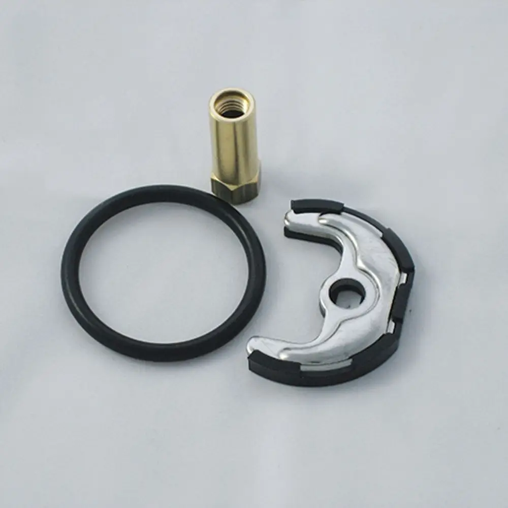 Ein Befestigungssatz bestehend aus einer chromierten Halterung, einem schwarzen O-Ring und einer goldfarbenen Verbindung, geeignet für Kludi Kitchenline Produkte.